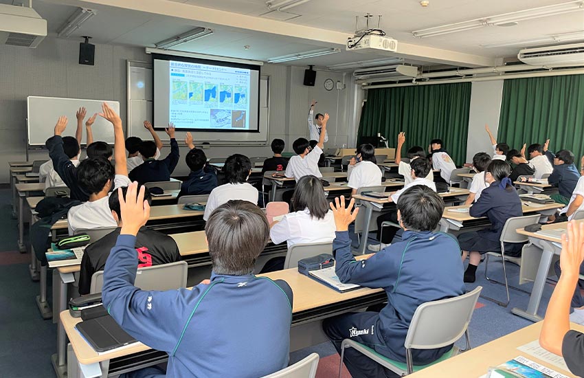 当社研究員による講演の様子（市立西宮東高等学校）