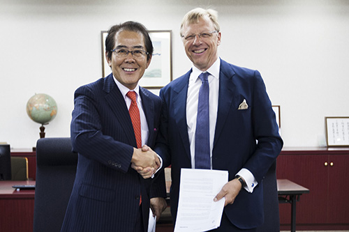 (Right side) Mr. Juha Heikinheimo, President of NAPA Group, (Left side) Muneyuki Koike, Senior Managing Director of FURUNO.