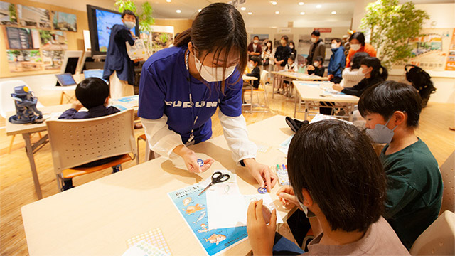 公式アンバサダー「さかなのおにいさん かわちゃん トークショー&ワークショップの風景写真です。子どもたちがワークショップに取り組んでいます。